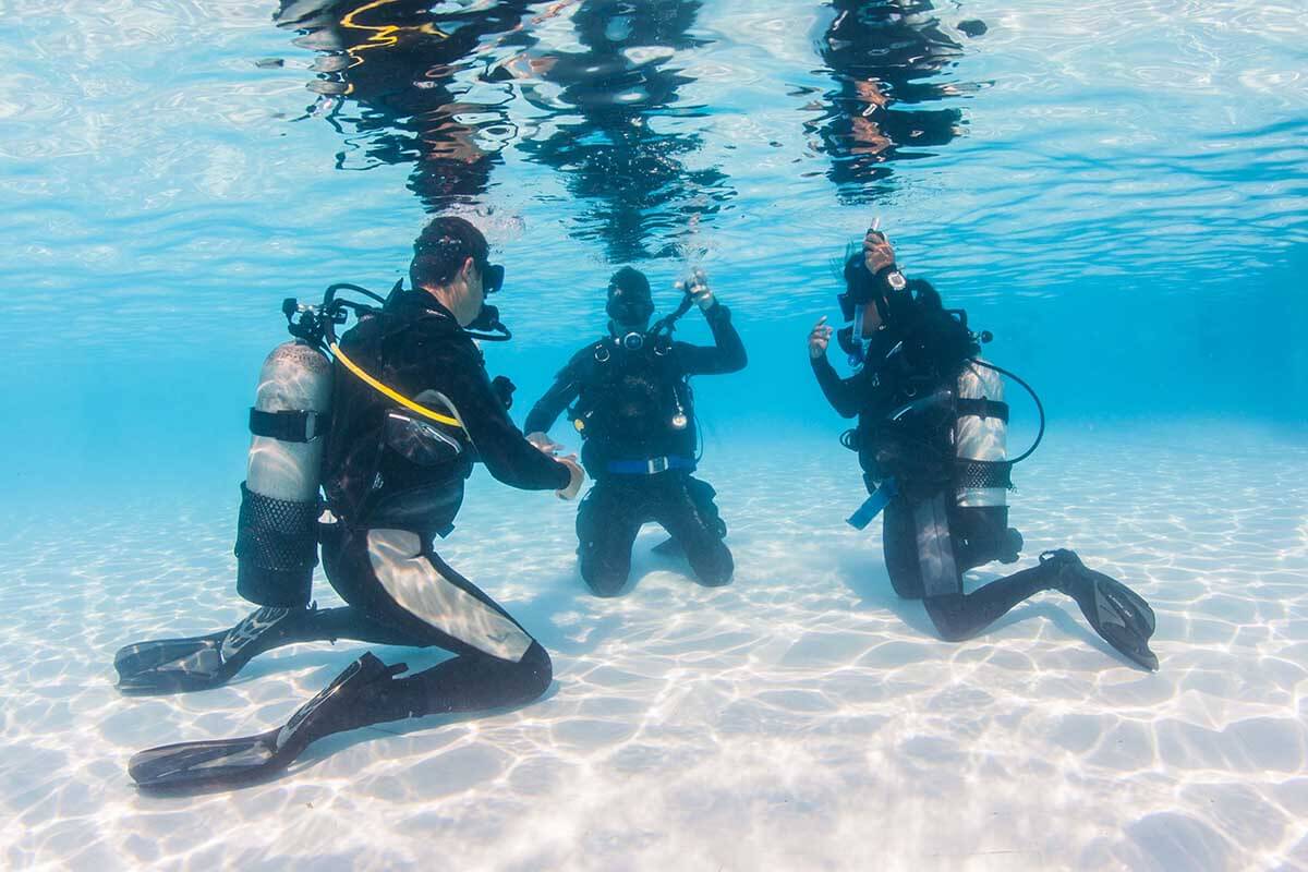learning-to-dive-pool-training.jpg__PID:285f2761-27ac-4c9b-bf4d-260b76aefe7e